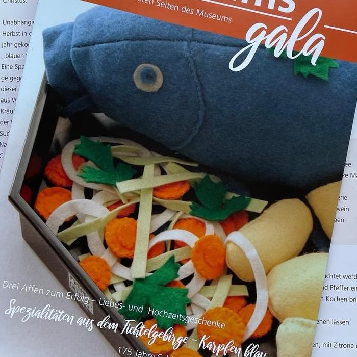 News und Presse Titelbild des Magazins MuseumsGala. Es zeigt meinen Karpfen Blau mit Gemüse und Kartoffeln.